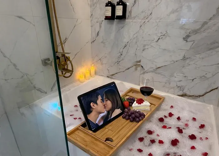 Azure 2br View Suite- Bathtub, Smart Toilet, Netflix Apartamento *
