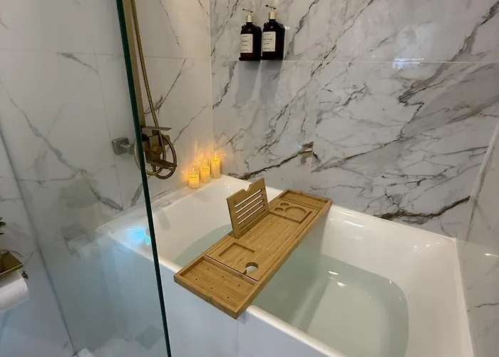 Azure 2br View Suite- Bathtub, Smart Toilet, Netflix * Manila