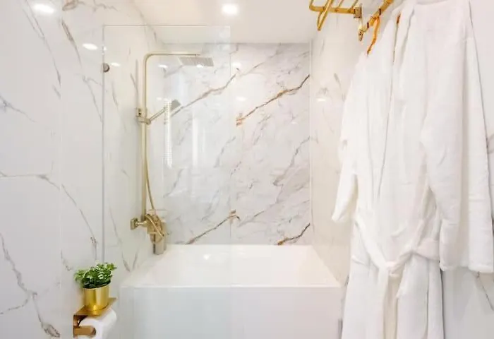 Azure 2br View Suite- Bathtub, Smart Toilet, Netflix Apartamento